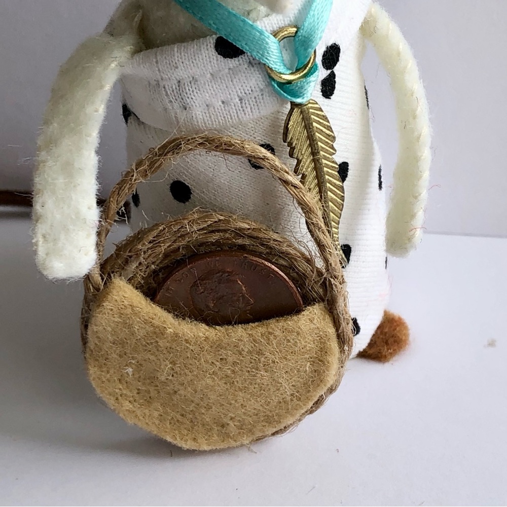 Boho Felt Mouse Art Doll hand-sewn straw bag brass feather shopping summertime - Picture 3 of 10